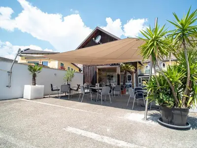 Ein Restaurant oder anderes Speiselokal in der Unterkunft Ferien-Wohnung für 1-4 Pers in Seenähe