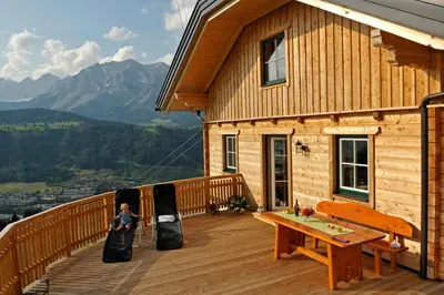 Ein allgemeiner Bergblick oder ein Berglick von des Ferienhauses aus