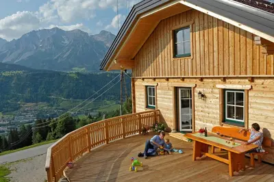 Ein allgemeiner Bergblick oder ein Berglick von des Ferienhauses aus