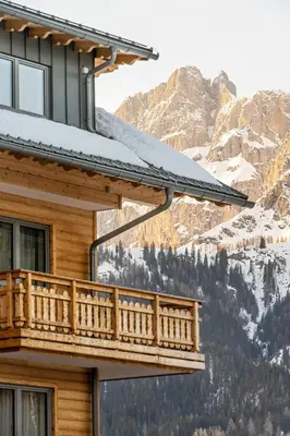 Ein allgemeiner Bergblick oder ein Berglick von des Aparthotels aus