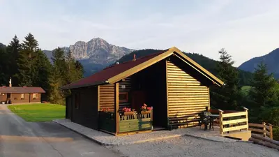 Ein allgemeiner Bergblick oder ein Berglick von des Ferienhauses aus