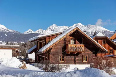 Ein allgemeiner Bergblick oder ein Berglick von des Chalets aus