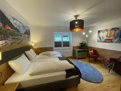 Ein Bett oder Betten in einem Zimmer der Unterkunft am Kalvarienberg Villenapartment & Hostel Bad Ischl