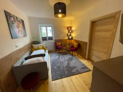 Ein Sitzbereich in der Unterkunft am Kalvarienberg Villenapartment & Hostel Bad Ischl