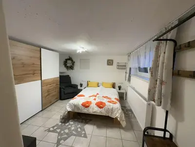 Ein Bett oder Betten in einem Zimmer der Unterkunft Gemütliche kleine Wohnung mit Garten
