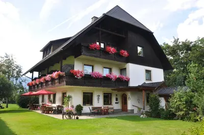 Das Gebäude in dem sich die Pension befindet