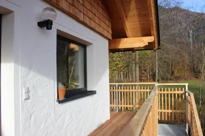 Ein Balkon oder eine Terrasse in der Unterkunft BachBett - modernes Gästehaus im Salzkammergut