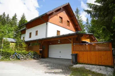 Das Gebäude in dem sich das Ferienhaus befindet
