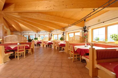 Ein Restaurant oder anderes Speiselokal in der Unterkunft Hotel Moser