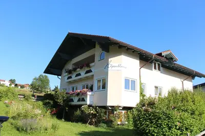 Das Gebäude in dem sich die Ferienwohnung befindet