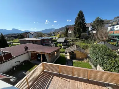Ein allgemeiner Bergblick oder ein Berglick von des Ferienhauses aus