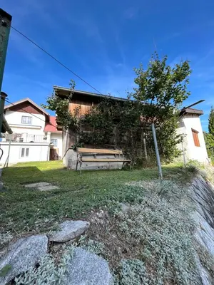 Das Gebäude in dem sich das Ferienhaus befindet