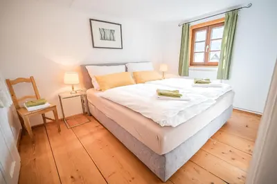 Ein Bett oder Betten in einem Zimmer der Unterkunft Altes Bauernhaus von 1756 - Villa Straussengut