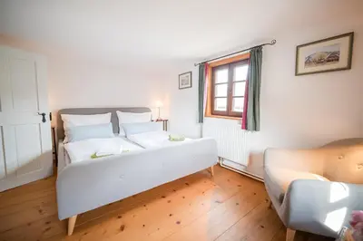 Ein Bett oder Betten in einem Zimmer der Unterkunft Altes Bauernhaus von 1756 - Villa Straussengut