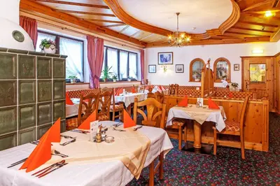 Ein Restaurant oder anderes Speiselokal in der Unterkunft Appartement Loser mit Indoorpool und Sauna