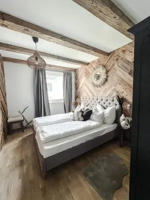 Ein Bett oder Betten in einem Zimmer der Unterkunft Bergzeit by Alpenidyll Apartments