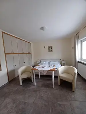 Ein Bett oder Betten in einem Zimmer der Unterkunft Villa Romy mit 3 Gästezimmer