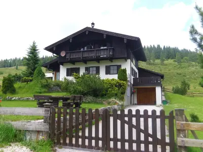 Das Gebäude in dem sich das Ferienhaus befindet
