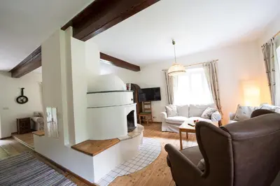 Ein Sitzbereich in der Unterkunft Waldhaus Ahornau Chalet