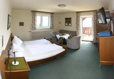 Ein Bett oder Betten in einem Zimmer der Unterkunft Haus Rosenauer Zimmer & Ferienwohnungen