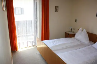 Ein Bett oder Betten in einem Zimmer der Unterkunft Haus Rosenauer Zimmer & Ferienwohnungen