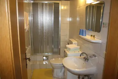 Ein Badezimmer in der Unterkunft Haus Rosenauer Zimmer & Ferienwohnungen