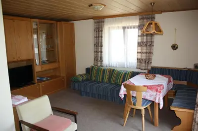 Ein Sitzbereich in der Unterkunft Haus Rosenauer Zimmer & Ferienwohnungen