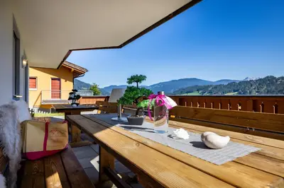 Ein allgemeiner Bergblick oder ein Berglick von der Ferienwohnung aus