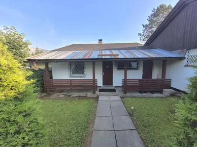 Das Gebäude in dem sich das Ferienhaus befindet