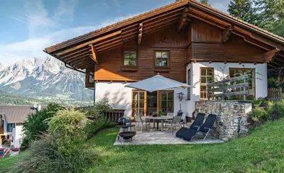 Ein allgemeiner Bergblick oder ein Berglick von der Villa aus