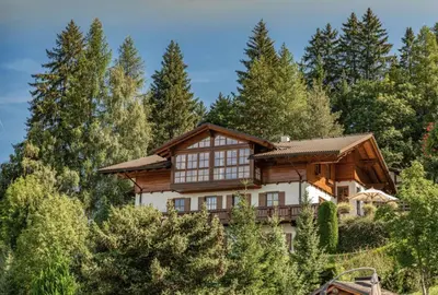 Das Gebäude in dem sich die Villa befindet