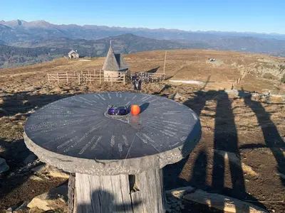 Ein allgemeiner Bergblick oder ein Berglick von des Hotels aus