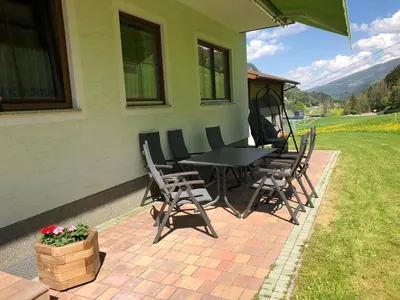 Ein allgemeiner Bergblick oder ein Berglick von des Bauernhofs aus