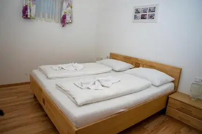 Ein Bett oder Betten in einem Zimmer der Unterkunft Rindis Platzl Apartmenthaus