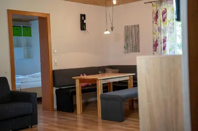 Ein Sitzbereich in der Unterkunft Rindis Platzl Apartmenthaus