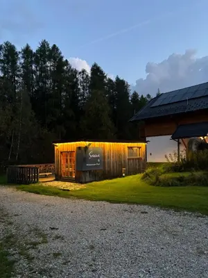 Das Gebäude in dem sich das Chalet befindet