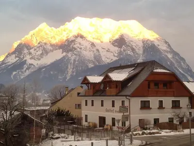 Ein allgemeiner Bergblick oder ein Berglick von des Gasthauses aus