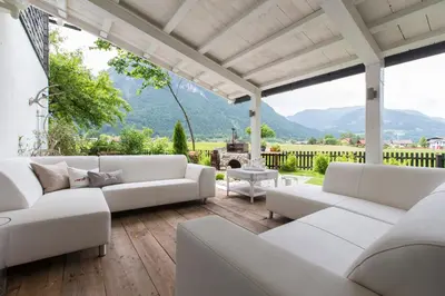 Ein allgemeiner Bergblick oder ein Berglick von des Ferienhauses aus