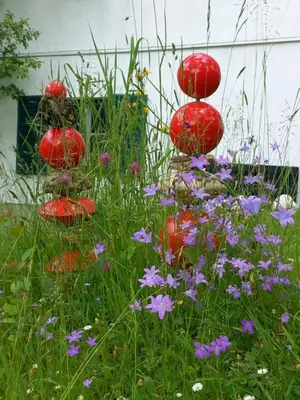 Ein Garten an der Unterkunft S'Rastl direkt mit Bergpanorama