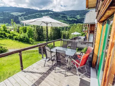 Ein allgemeiner Bergblick oder ein Berglick von des Chalets aus
