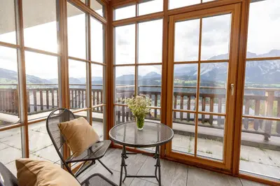 Ein allgemeiner Bergblick oder ein Berglick von der Ferienwohnung aus
