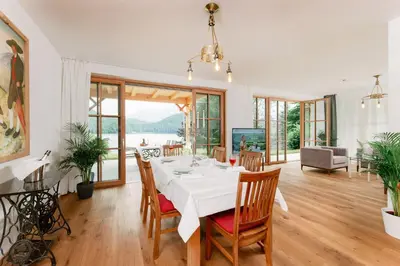 Ein Sitzbereich in der Unterkunft Villa Frischmuth am See
