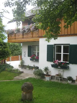 Ein Garten an der Unterkunft Haus Schrei
