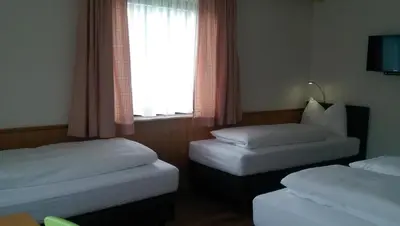 Ein Bett oder Betten in einem Zimmer der Unterkunft Gästehaus Zum Steirischen Kuss