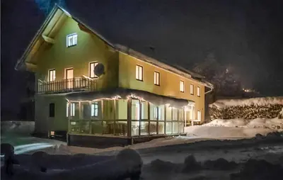Das Gebäude in dem sich das Ferienhaus befindet