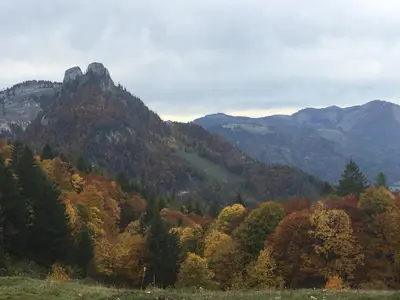 Ein allgemeiner Bergblick oder ein Berglick von der Ferienwohnung aus