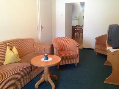 Ein Sitzbereich in der Unterkunft Appartements im Forsthaus