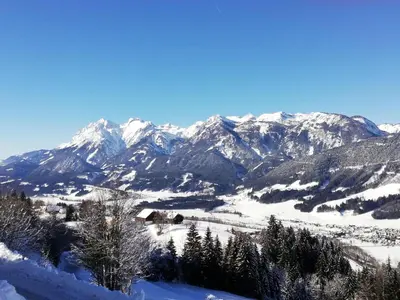 Ein allgemeiner Bergblick oder ein Berglick von des Bauernhofs aus