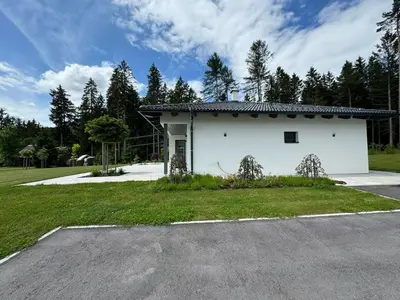 Das Gebäude in dem sich das Ferienhaus befindet