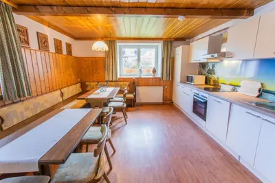 Küche/Küchenzeile in der Unterkunft Hoamathaus by Alpenidyll Apartments